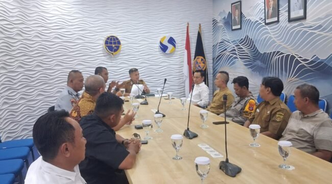 Ronal Stephen (Putih) rapat koordinasi bersama Dinas Perhubungan (Dishub) Kota Samarinda yang membahas keluhan warga terkait maraknya kendaraan besar yang parkir sembarangan