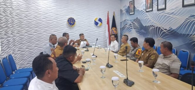 
					Ronal Stephen (Putih) rapat koordinasi bersama Dinas Perhubungan (Dishub) Kota Samarinda yang membahas keluhan warga terkait maraknya kendaraan besar yang parkir sembarangan