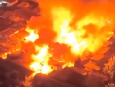 Suasana kebakaran hebat melanda kawasan permukiman padat penduduk di Kemayoran Gempol belakang Pasar Jiung, RT 002/RW 04, Kelurahan Kebon Kosong, Kecamatan Kemayoran, Jakarta Pusat, Senin (1/6/26) malam. 
