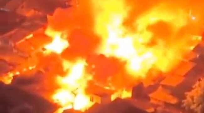 Suasana kebakaran hebat melanda kawasan permukiman padat penduduk di Kemayoran Gempol belakang Pasar Jiung, RT 002/RW 04, Kelurahan Kebon Kosong, Kecamatan Kemayoran, Jakarta Pusat, Senin (1/6/26) malam. 