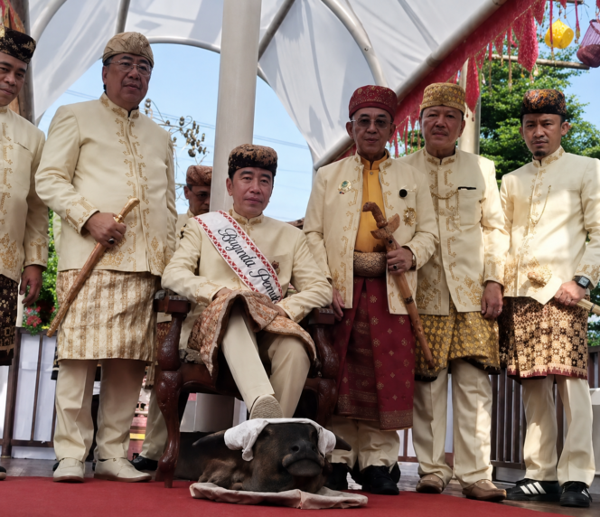 
					Filosofi Di Balik Ritual Menginjak Kepala Kerbau dan Gelar Baginda Pemuka Bangsa Kepada Jokowi di Lampung