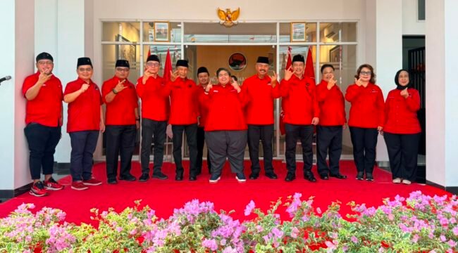 Ananda Emira Moise bersama jajaran DPD PDI - Perjuangan Kaltim usai Upacara Peringatan HUT Kemerdekaan Ke-81 di Kantor DPD PDI - Perjuangan Kaltim (ist)