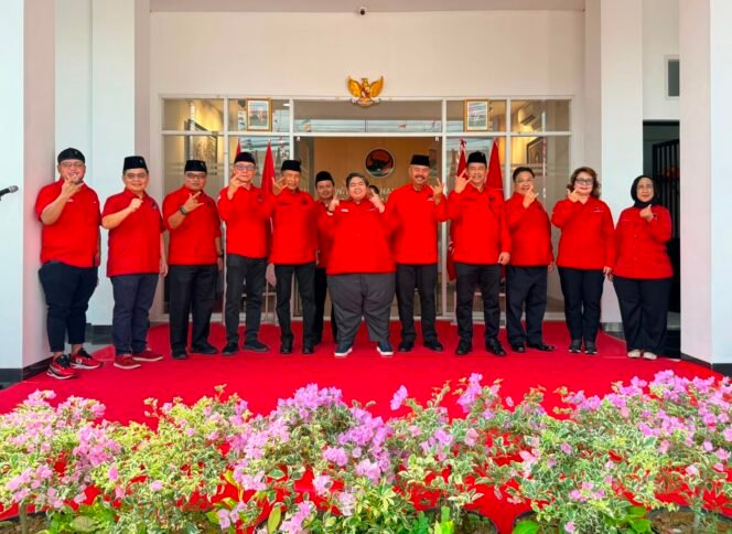 
					Ananda Emira Moise bersama jajaran DPD PDI - Perjuangan Kaltim usai Upacara Peringatan HUT Kemerdekaan Ke-81 di Kantor DPD PDI - Perjuangan Kaltim (ist)